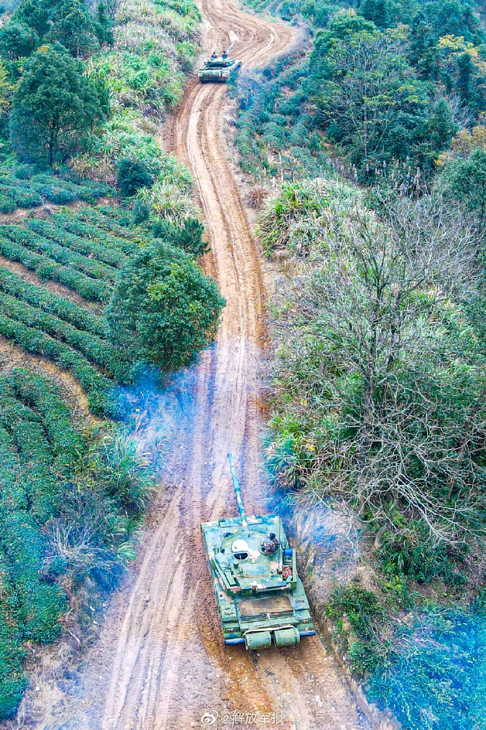 近日，集团军某旅组织坦克分队在野外进行复杂地形驾驶训练